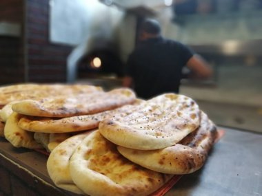 Fırından taze ve sıcak ekmek.