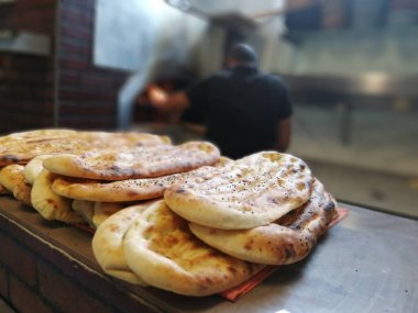 Fırından taze ve sıcak ekmek.