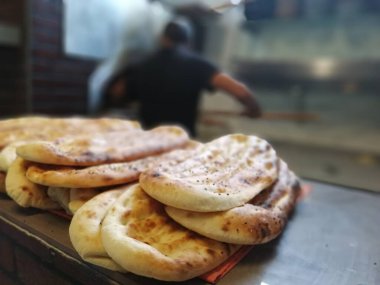 Fırından taze ve sıcak ekmek.