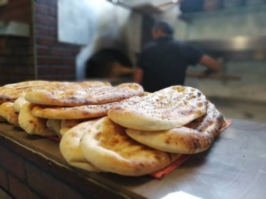 Fırından taze ve sıcak ekmek.