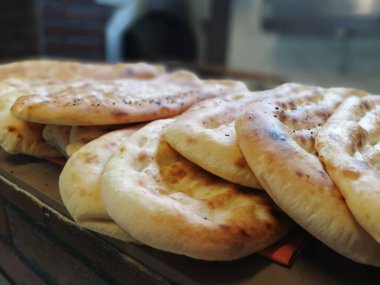 Fırından taze ve sıcak ekmek.