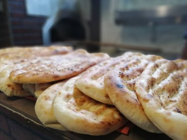 Fırından taze ve sıcak ekmek.