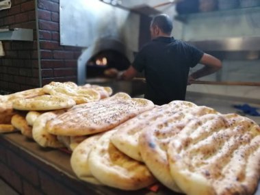 Fırından taze ve sıcak ekmek.