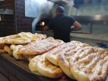 Fırından taze ve sıcak ekmek.