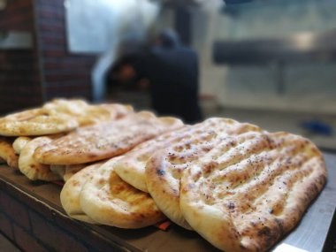 Fırından taze ve sıcak ekmek.