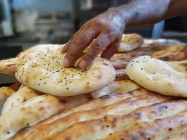 Fırından taze ve sıcak ekmek.