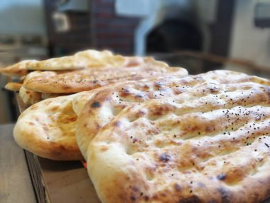 Fırından taze ve sıcak ekmek.