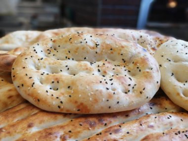 Fırından taze ve sıcak ekmek.