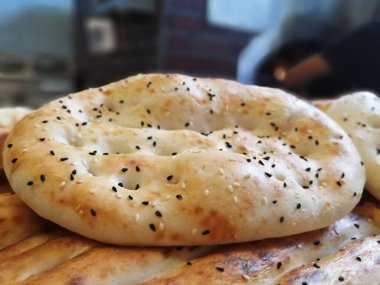 Fırından taze ve sıcak ekmek.