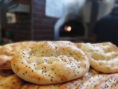 Fırından taze ve sıcak ekmek.