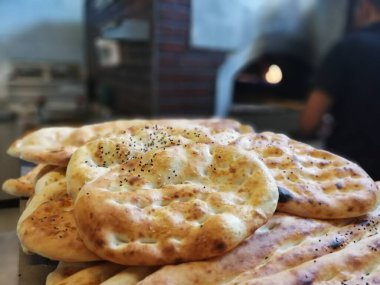 Fırından taze ve sıcak ekmek.