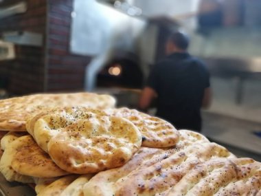 Fırından taze ve sıcak ekmek.