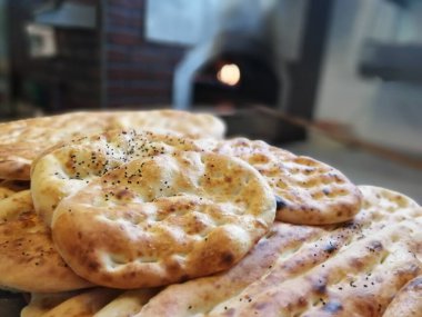Fırından taze ve sıcak ekmek.