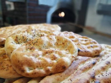 Fırından taze ve sıcak ekmek.