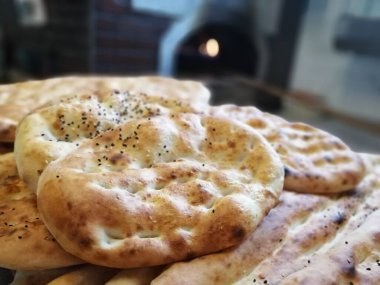 Fırından taze ve sıcak ekmek.