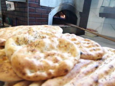 Fırından taze ve sıcak ekmek.