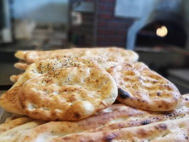 Fırından taze ve sıcak ekmek.