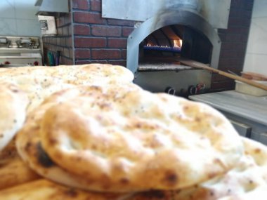 Fırından taze ve sıcak ekmek.