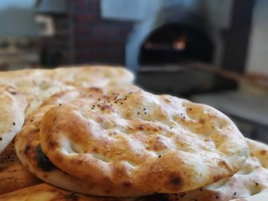 Fırından taze ve sıcak ekmek.