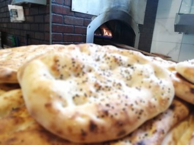 Fırından taze ve sıcak ekmek.