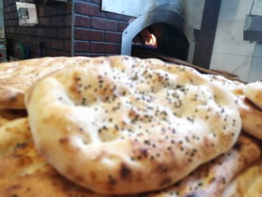 Fırından taze ve sıcak ekmek.