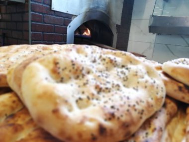 Fırından taze ve sıcak ekmek.