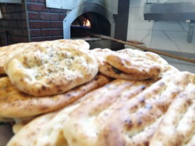 Fırından taze ve sıcak ekmek.