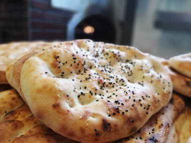 Fırından taze ve sıcak ekmek.