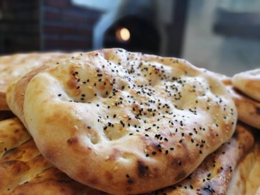 Fırından taze ve sıcak ekmek.