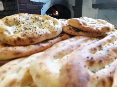 Fırından taze ve sıcak ekmek.