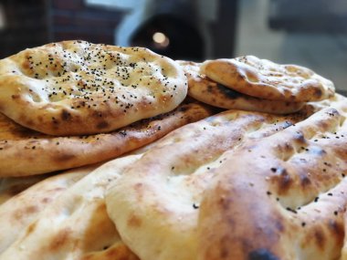 Fırından taze ve sıcak ekmek.