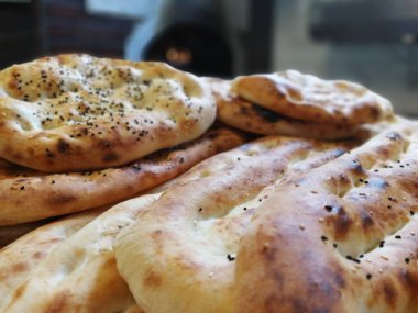 Fırından taze ve sıcak ekmek.