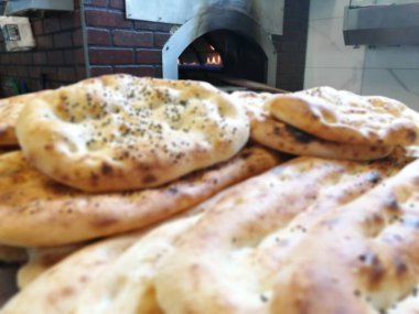 Fırından taze ve sıcak ekmek.