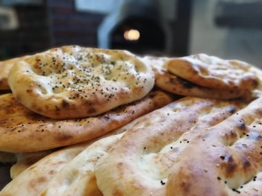 Fırından taze ve sıcak ekmek.