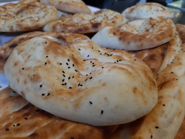 Fırından taze ve sıcak ekmek.