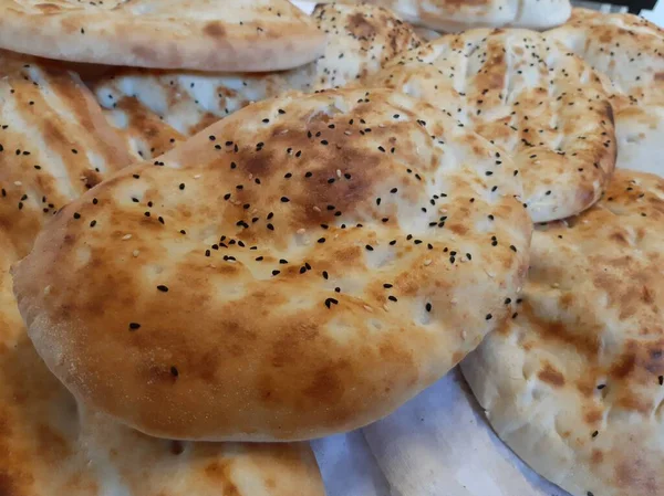 Fırından taze ve sıcak ekmek.