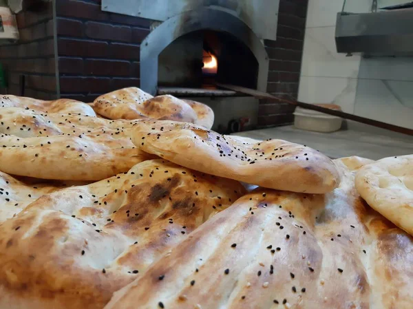 Fırından taze ve sıcak ekmek.