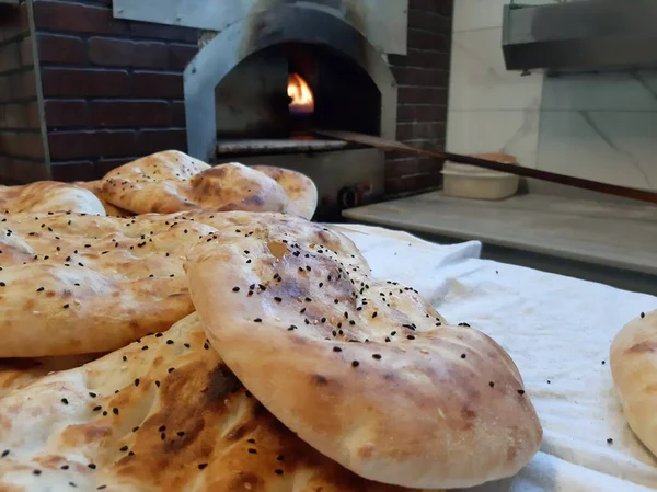 Fırından taze ve sıcak ekmek.