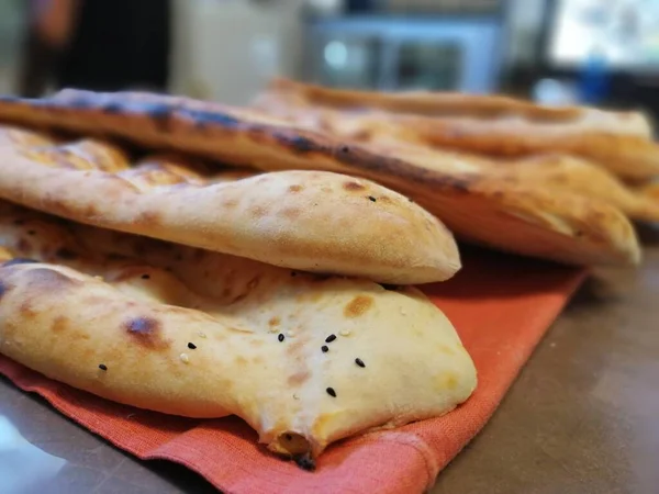 Fırından taze ve sıcak ekmek.