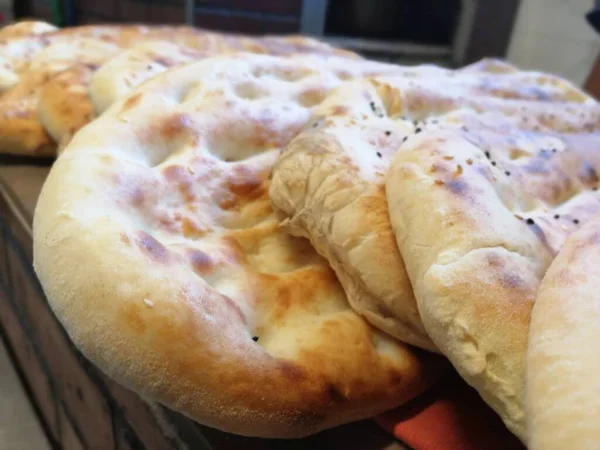 Fırından taze ve sıcak ekmek.