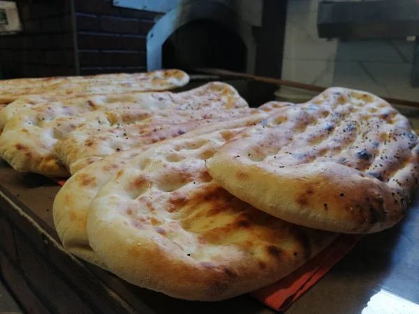 Fırından taze ve sıcak ekmek.