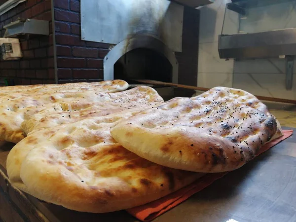 Fırından taze ve sıcak ekmek.