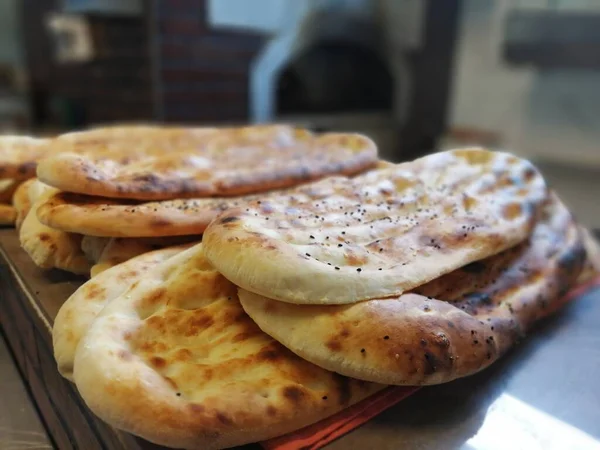 Fırından taze ve sıcak ekmek.