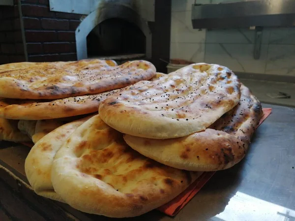 Fırından taze ve sıcak ekmek.