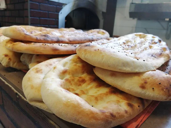 Fırından taze ve sıcak ekmek.