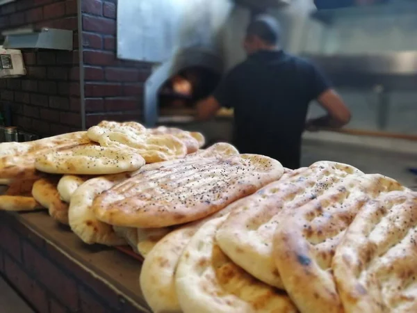 Fırından taze ve sıcak ekmek.