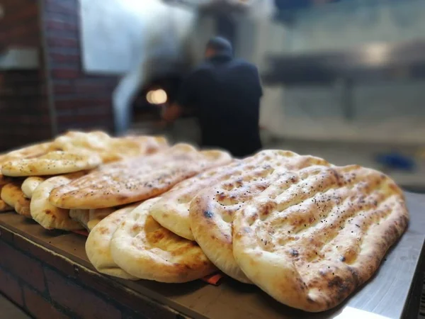 Fırından taze ve sıcak ekmek.