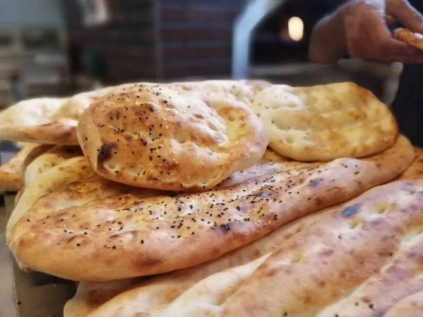 Fırından taze ve sıcak ekmek.