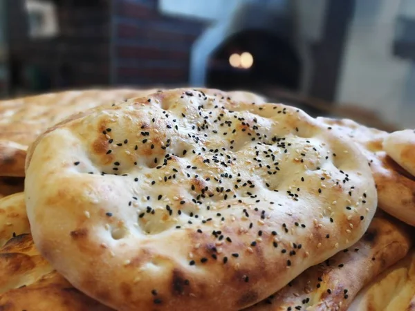 Fırından taze ve sıcak ekmek.