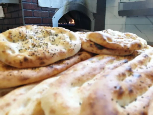 Fırından taze ve sıcak ekmek.